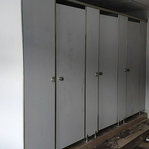 公共衛(wèi)生間隔斷工人隔斷學(xué)生隔斷常規(guī)隔斷抗倍特廠價(jià)辦公樓隔斷